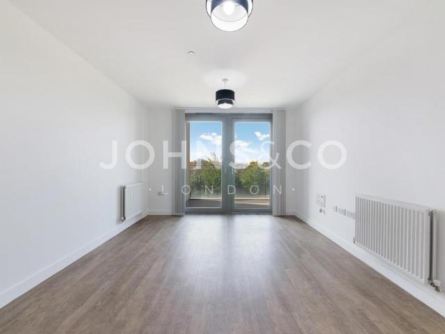 Flat for rent in Waterside Park, Silvertown