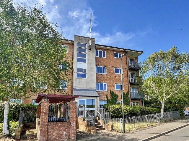 Flat for rent in Totteridge, Buckinghamshire