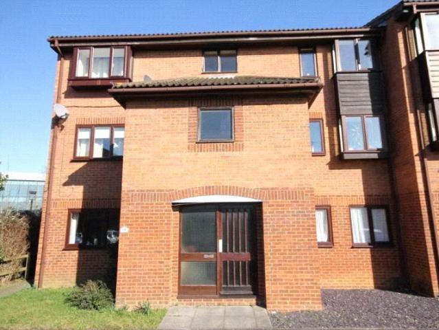 Flat for rent in Row Town, Surrey