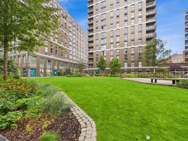 Flat for rent in Birch Green, Lower Halliford