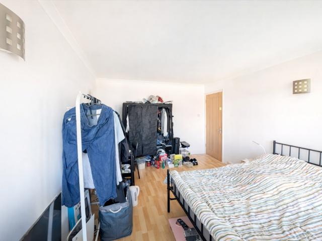 Flat for rent in London Borough of Merton, Raynes Park
