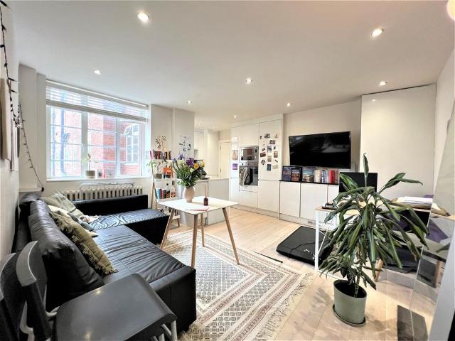 Flat for rent in Brook Green, Greater London