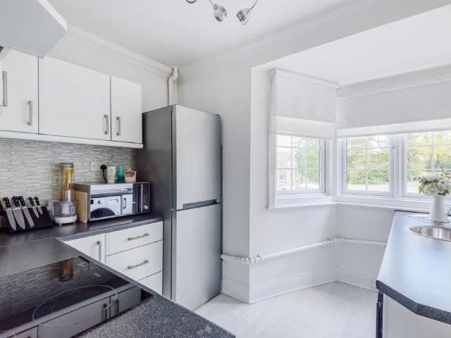 Flat for rent in Fole, Surrey