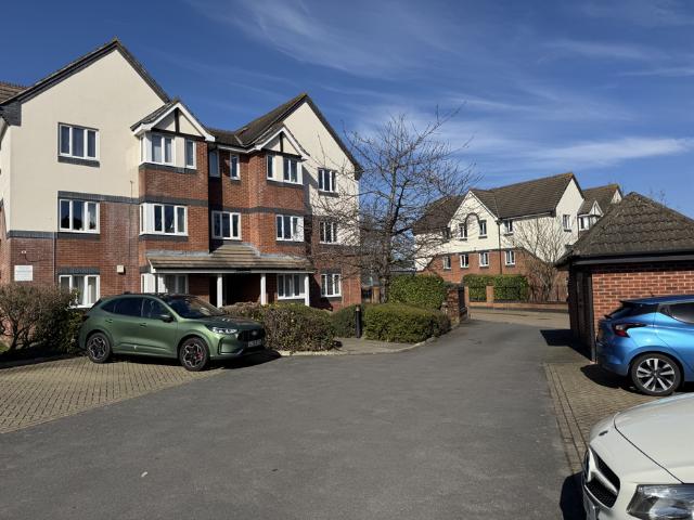 Flat for rent in Blackhills, Surrey