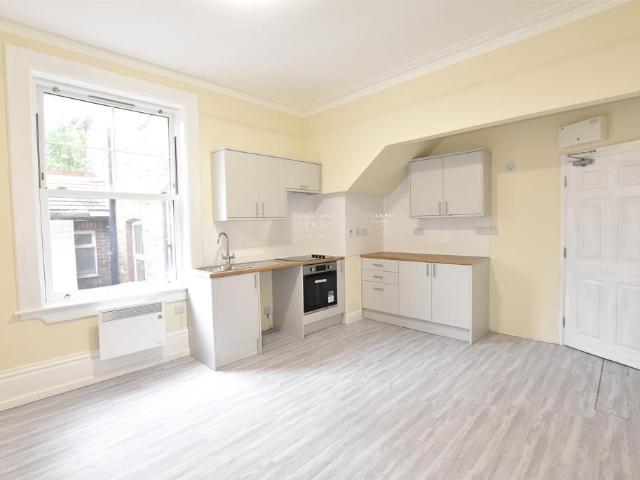 Flat for rent in Red Hill, Surrey
