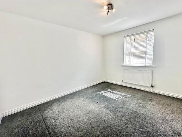 Apartment for rent in Whitfield, Charlesworth