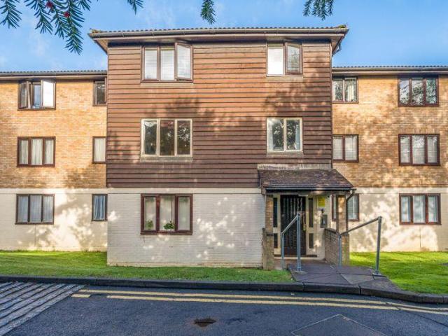 Flat for rent in London Borough of Croydon, Purley