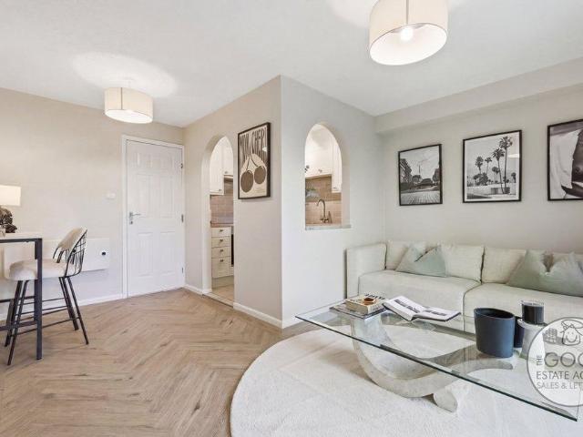 Apartment for rent in Debden Green, Epping