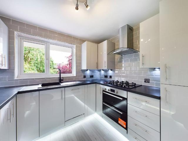 Flat for rent in Highfield, Pouchen End
