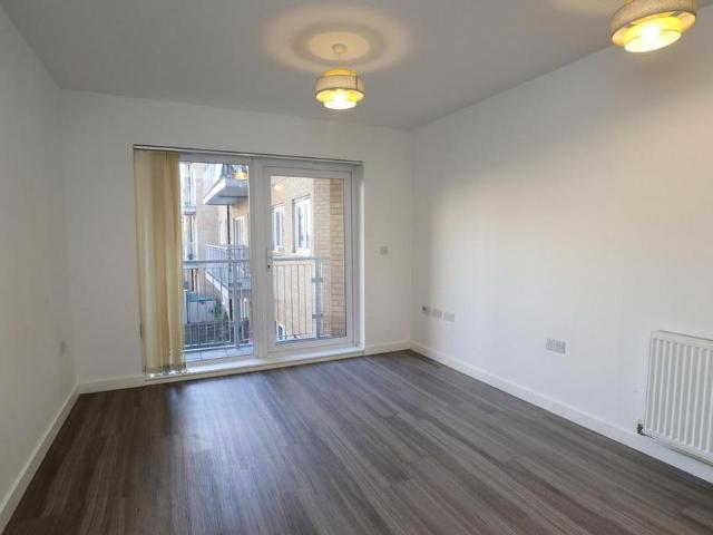 Apartment for rent in London Borough of Croydon, Waddon