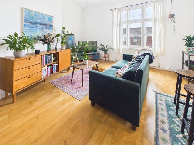 Flat for rent in Strawberry Hill, Greater London