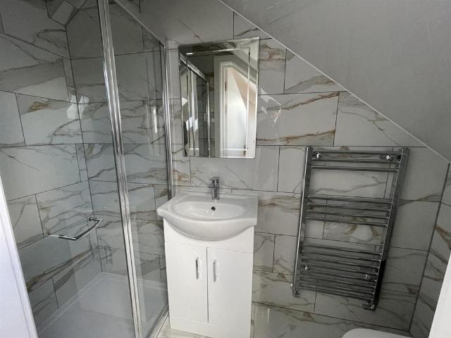 Flat for rent in London Borough of Ealing, Isle Of Man