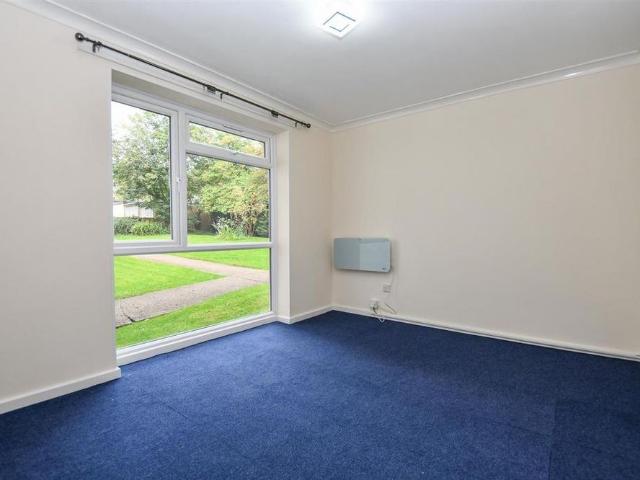 Apartment for rent in Five Acres, Hertfordshire