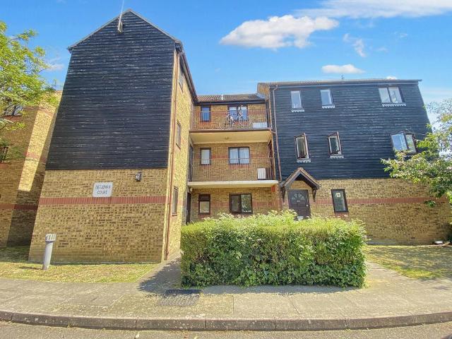 Flat for rent in Yiewsley, Greater London