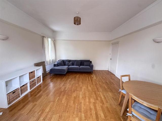 Apartment for rent in Oakleigh Park, Greater London