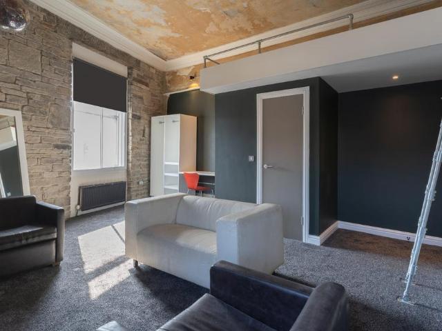 Flat for rent in Huddersfield, West Yorkshire