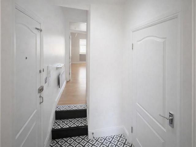Flat for rent in London Borough of Croydon, Purley