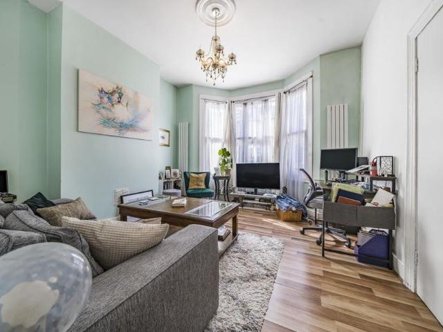 Apartment for rent in Tattenham Corner, Red Hill