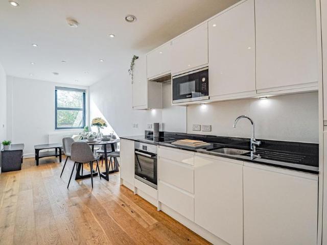 Apartment for rent in Row Town, Surrey