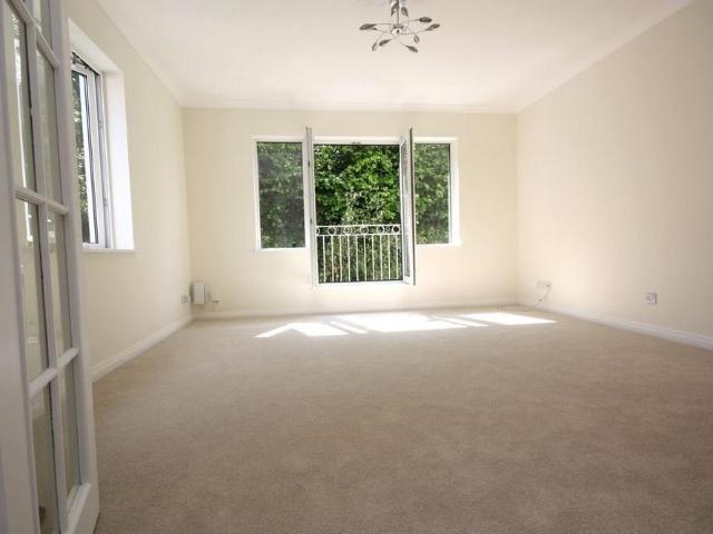 Apartment for rent in Blackhills, Surrey