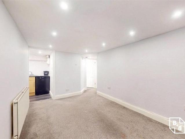 Apartment for rent in London Borough of Croydon, Waddon