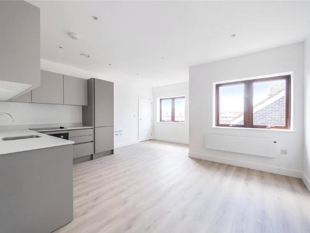 Flat for rent in Emmbrook, Wokingham