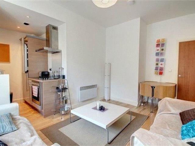 Apartment for rent in Abbey End, Green Close