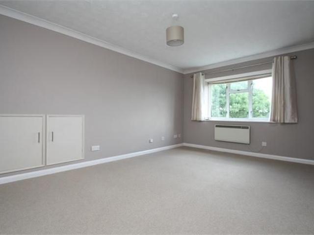 Apartment for rent in Knowle Green, Lower Halliford