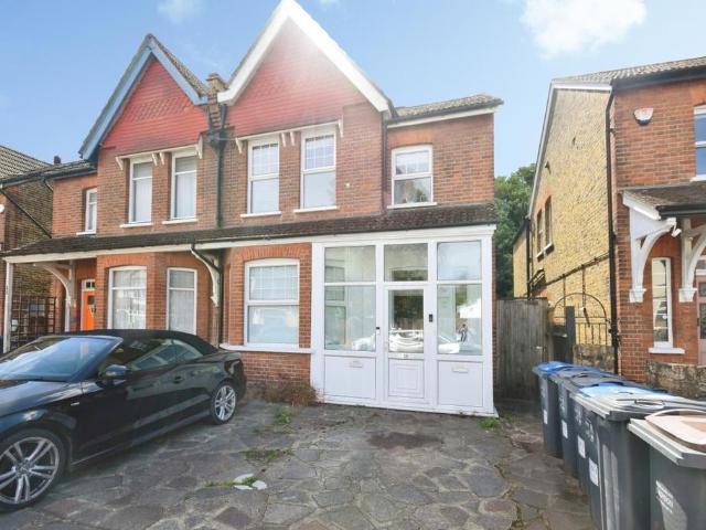 Flat for rent in London Borough of Croydon, Purley
