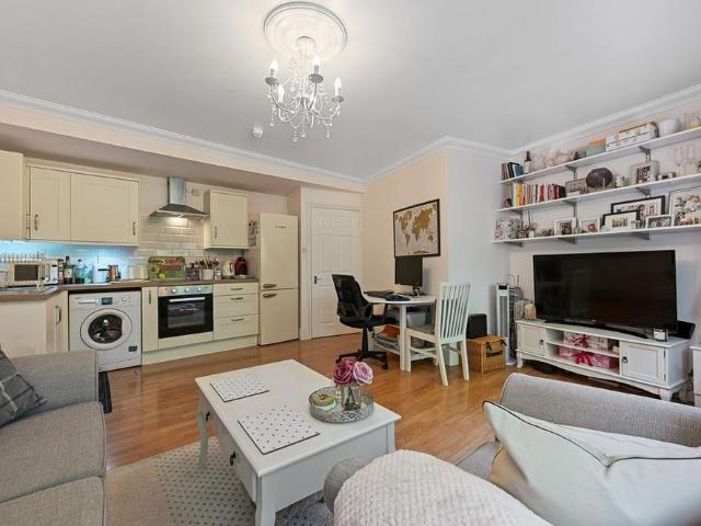 Apartment for rent in Rosehill, Greater London