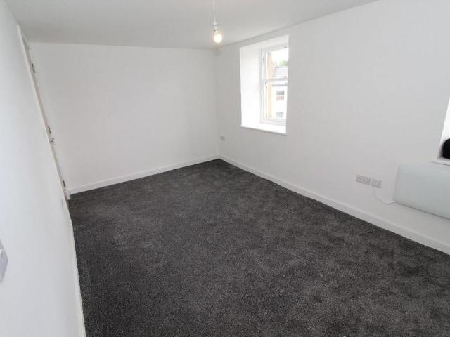 Apartment for rent in Deeplish, Burnedge