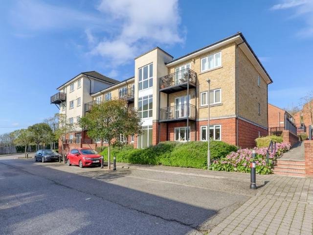 Flat for rent in Totteridge, Buckinghamshire