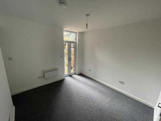 Flat for rent in Calderstones