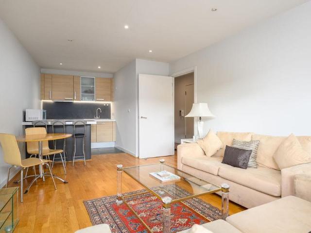 Apartment for rent in Blackhills, Surrey