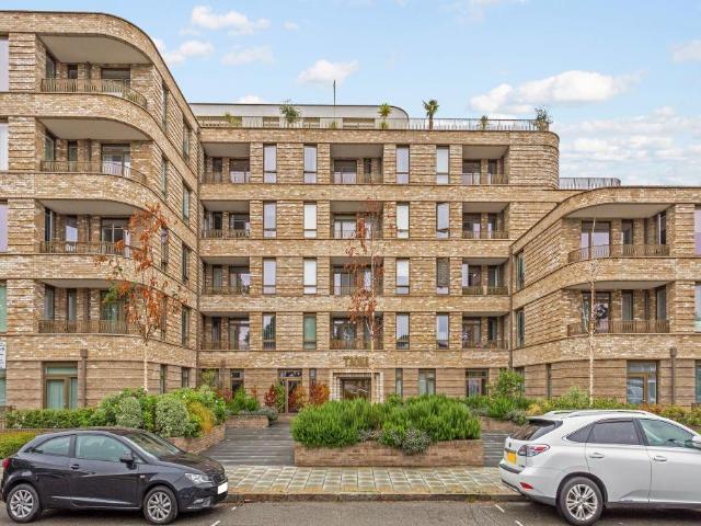 Flat for rent in Little Stanmore, Greater London