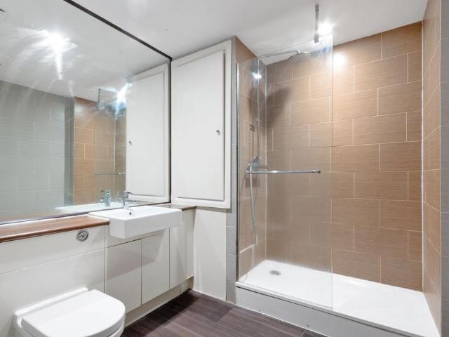 Flat for rent in London Borough of Merton, Collier's Wood