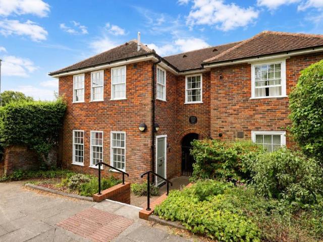 Flat for rent in Highfield, Pouchen End