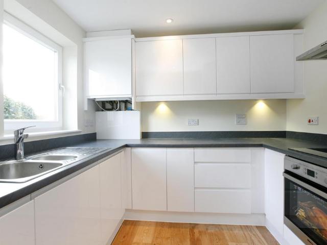 Flat for rent in London Borough of Merton, Raynes Park