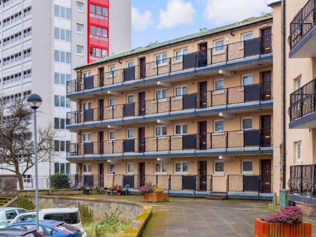 Flat for rent in Calton, Scotland