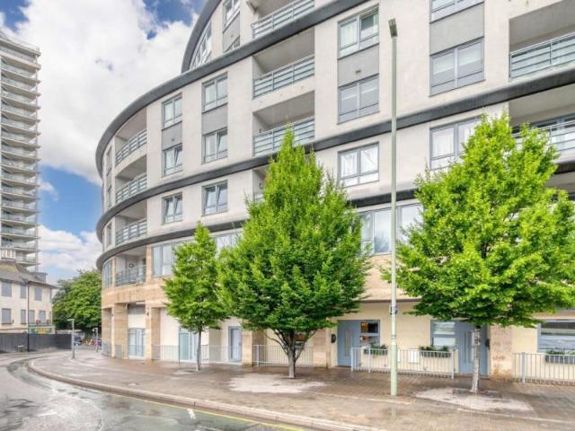 Flat for rent in Horsell, Woking