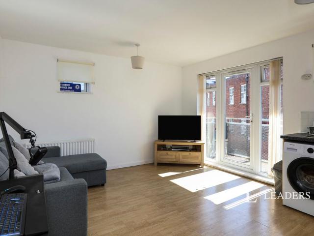 Apartment for rent in Perryfields, West Sussex