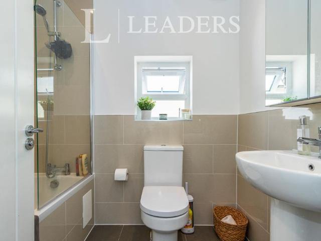 Apartment for rent in Ashley Park, Surrey