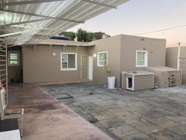 Apartment for rent in Athlone, Cape Town