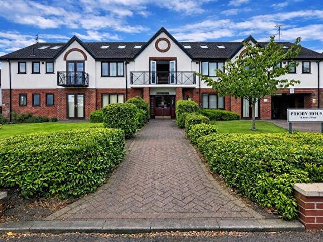 Apartment for rent in Abbey End, Green Close