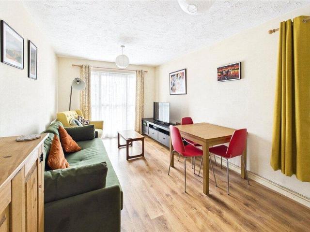 Apartment for sale in Cat Hill, England