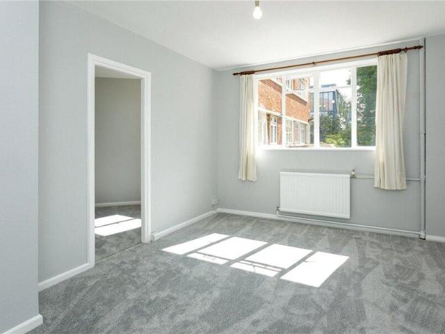 Apartment for sale in Cat Hill, England