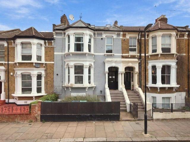 Apartment for sale in Cat Hill, England