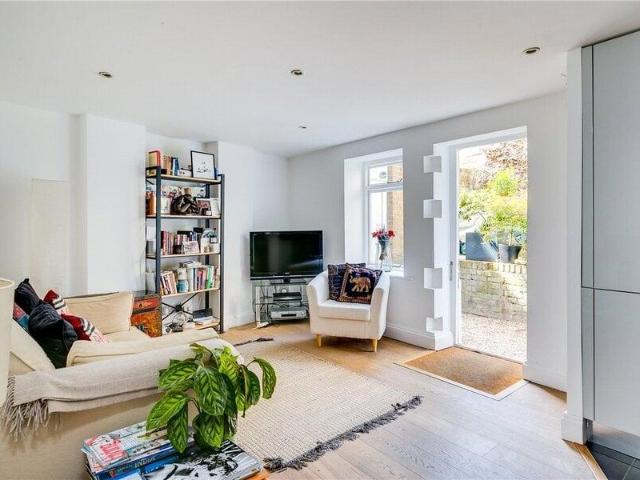 Apartment for sale in Cat Hill, England