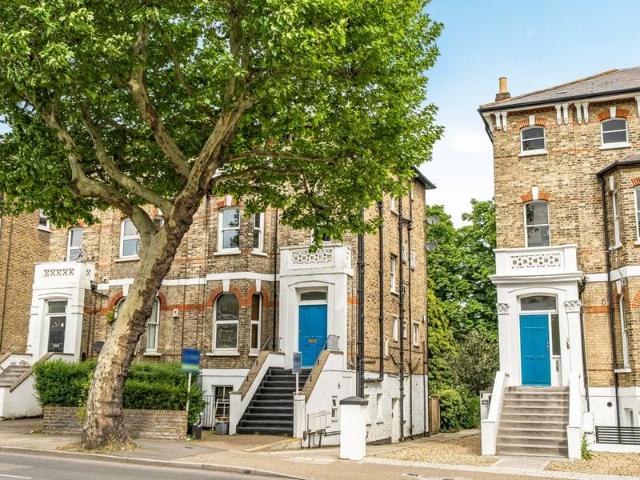Apartment for sale in Cat Hill, England