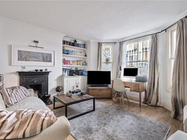 Apartment for sale in Cat Hill, England